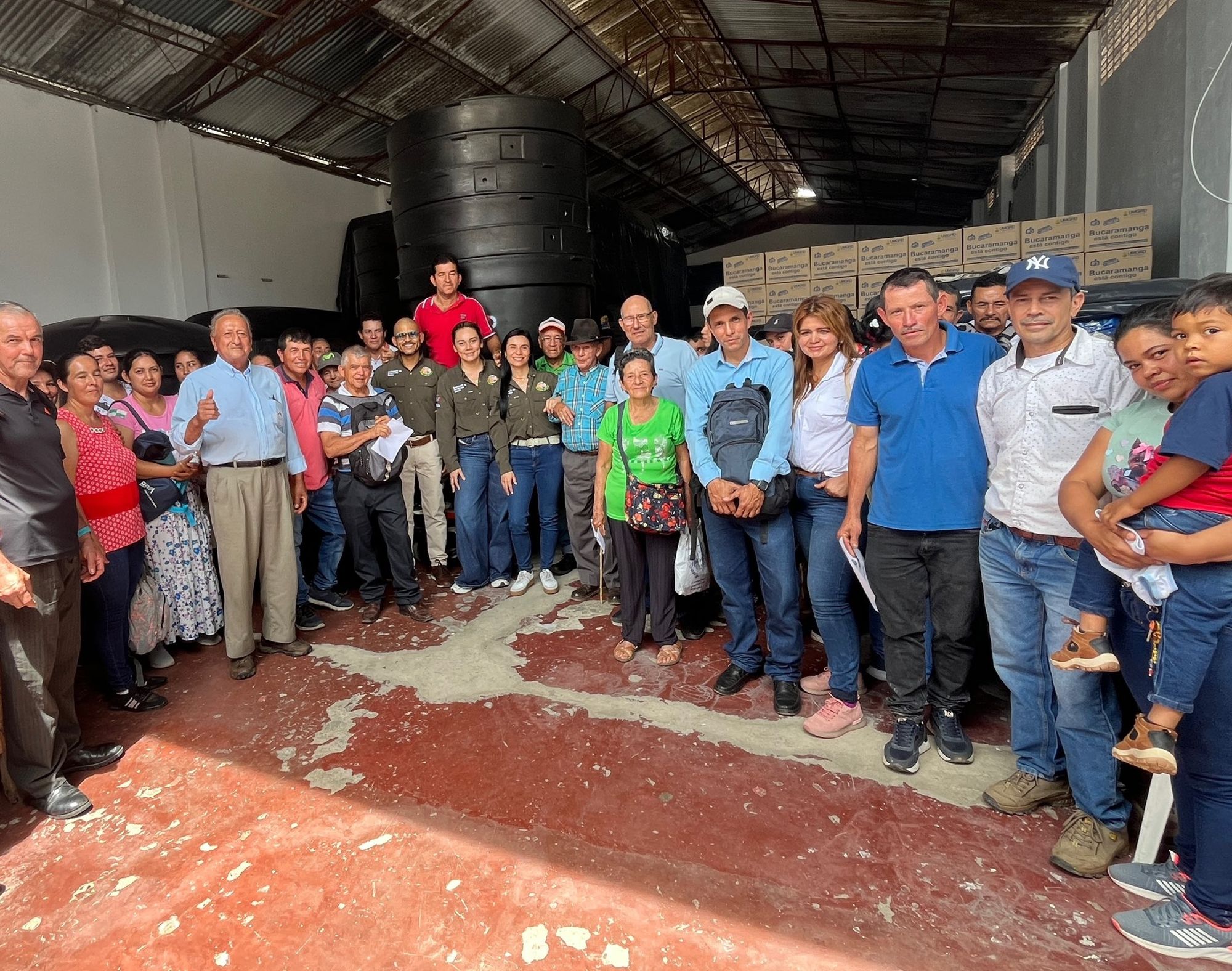 Bucaramanga apoya a familias rurales con entrega de tanques para almacenamiento de agua
