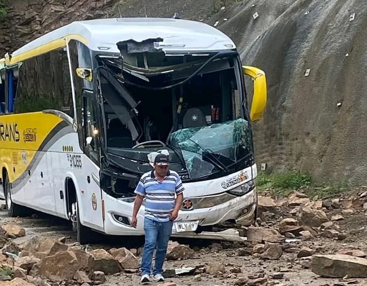 Impacto de rocas sobre un bus de servicio público deja un muerto y varios heridos en Santander