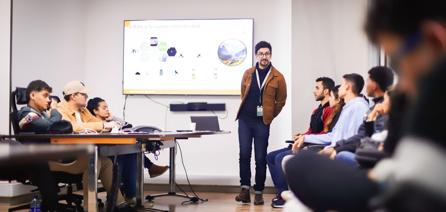 25 bumangueses conocieron las tecnologías utilizadas para garantizar el uso eficiente y seguro del espectro en Colombia