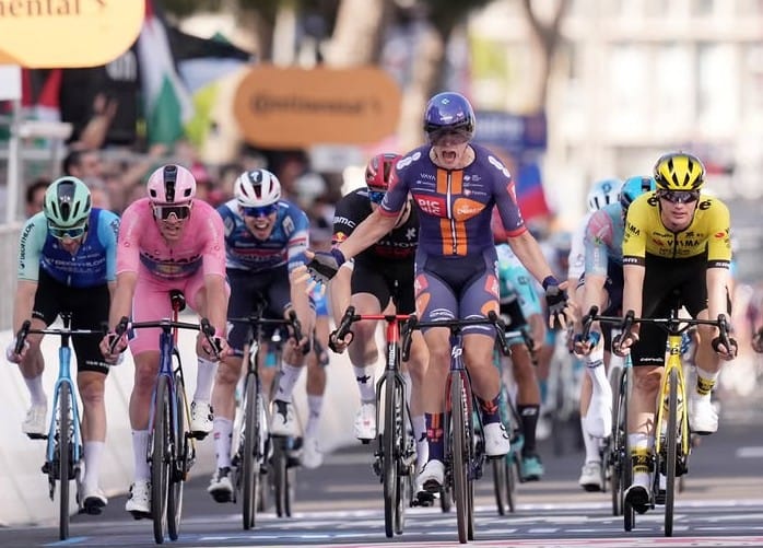 Casper Van Uden sorprende a los favoritos