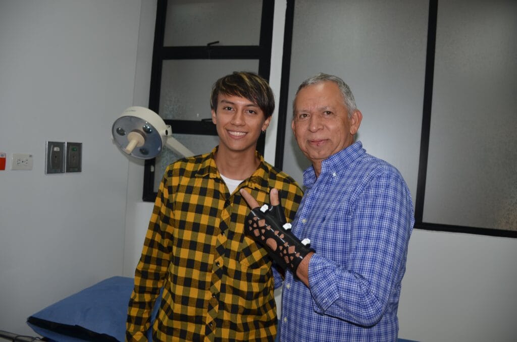 UIS crea órtesis 3D para ayudar al rector en su recuperación
