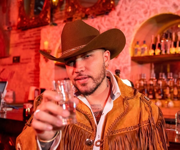 “El Bochinche” Jessi Uribe en una fiesta sin filtro