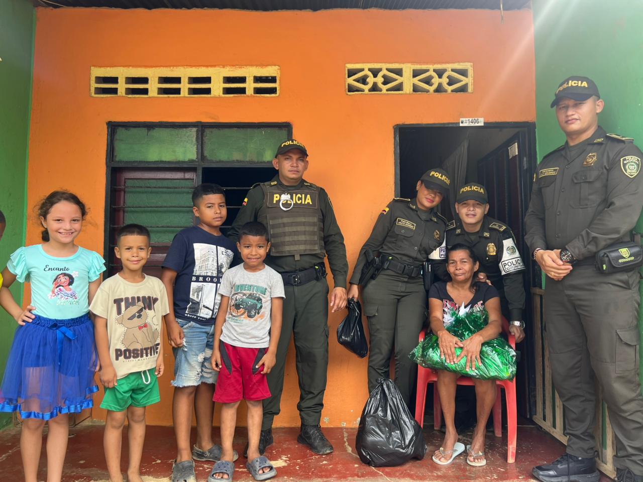 Policías de San Juan Nepomuceno se unen para ayudar a mujer discapacitada