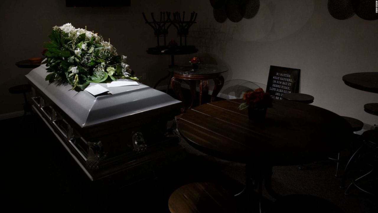 Mujer declarada muerta por una médica forense revivió en el ataúd