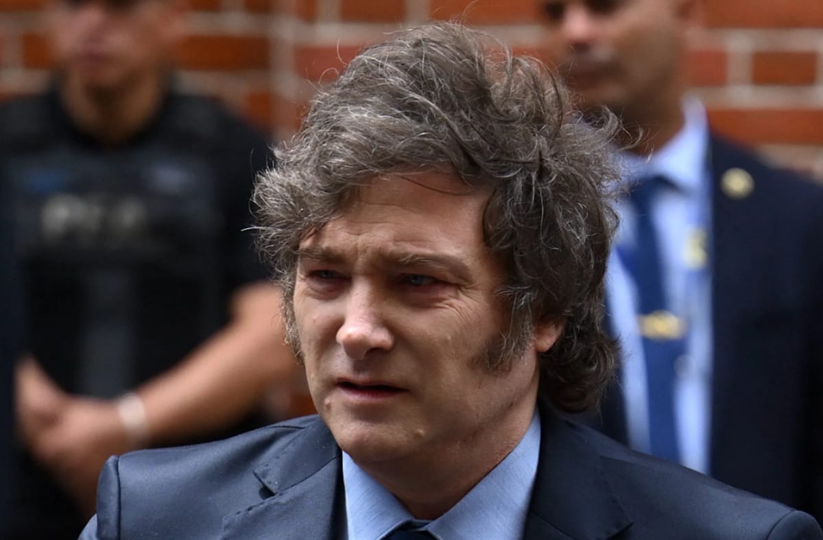 Nuevo decreto de Milei abre la puerta a porte legal de fusiles y subametralladoras en Argentina