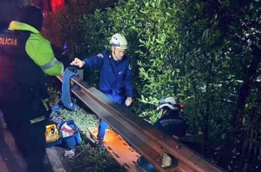 Fuerte impacto lanzo a un motociclista hacia un barranco