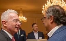 Uribe contesta a Petro con ácida ironía a la propuesta de que se acoja a la JEP: “Cuando se haga un examen toxicológico hablamos”