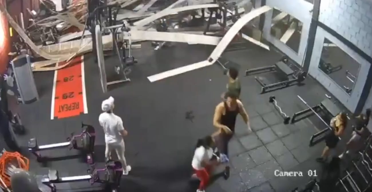 Colapsó techo en un gimnasio y puso a prueba el físico y la velocidad de los usuarios