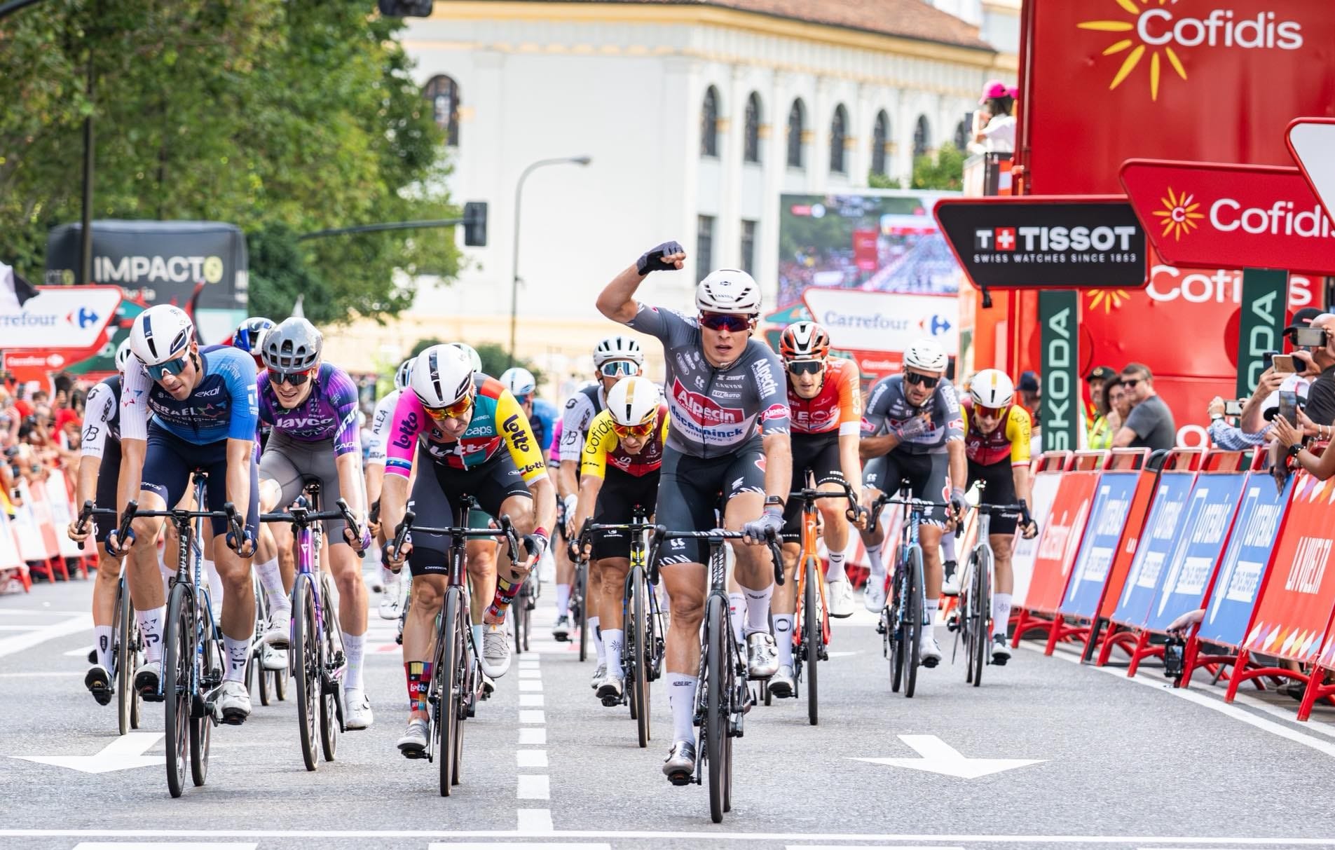 Jasper Phlilipsen impone su velocidad en Zaragoza