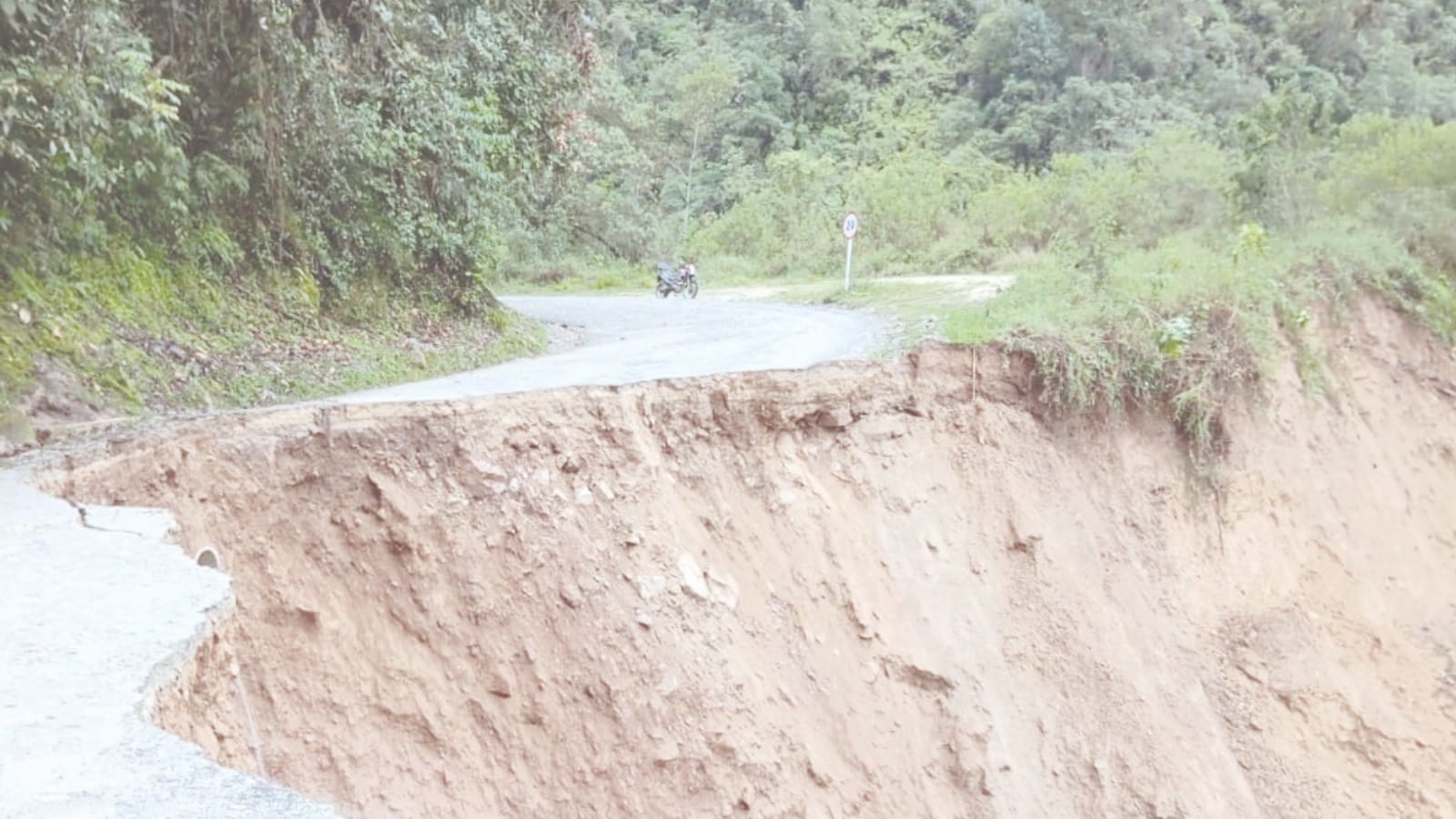 Sigue cerrada la vía Los Curos - Málaga Graves daños en la ruta Girón - Zapatoca