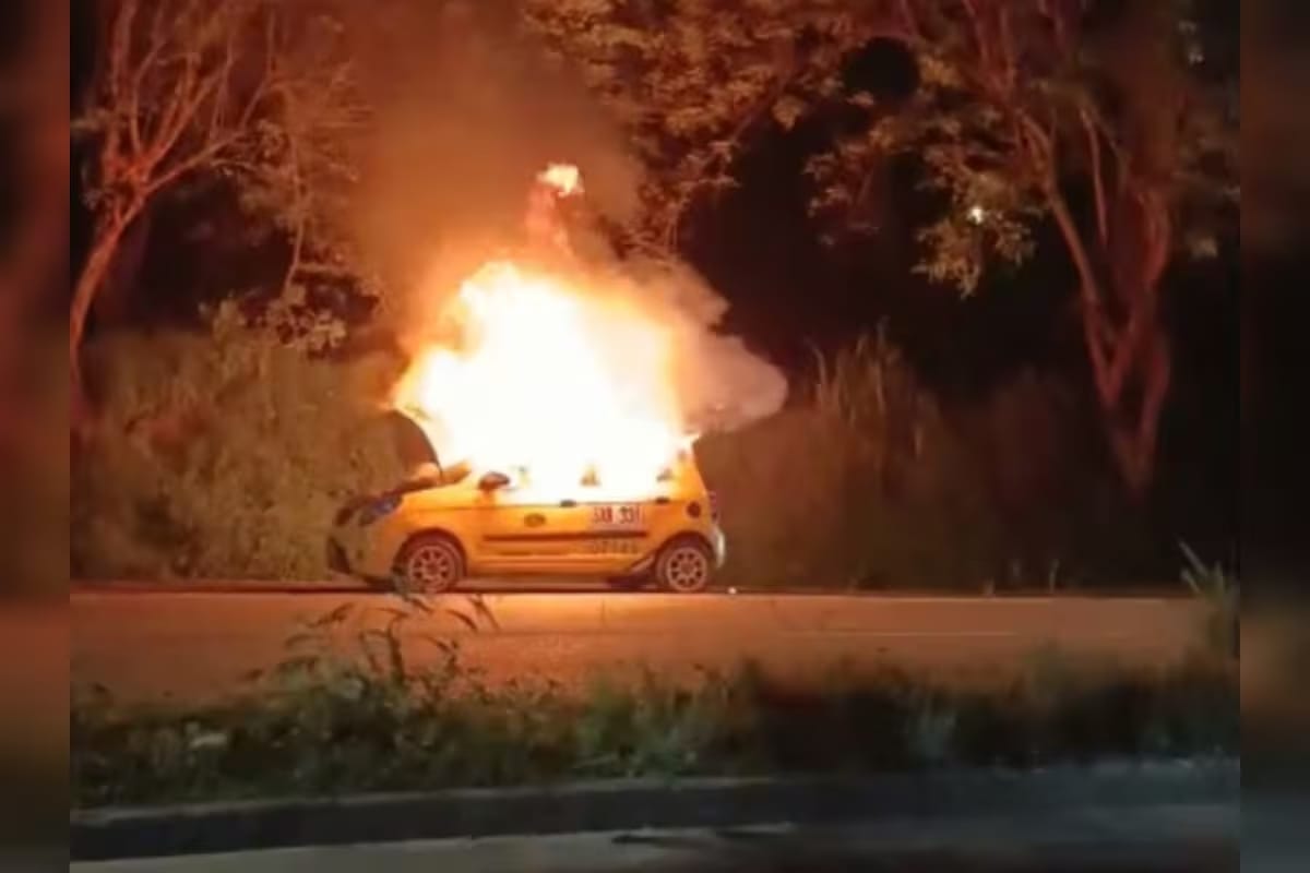 Taxi quedó reducido a chatarra tras incendio en plena vía de Bucaramanga