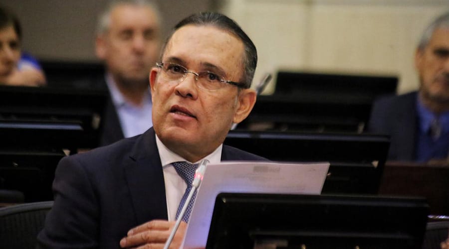 Efraín Cepeda Sarabia debe volver al SENADO