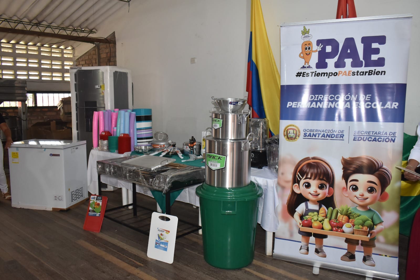 Menaje para preparación de alimentos del PAE entregado a colegios de Santander