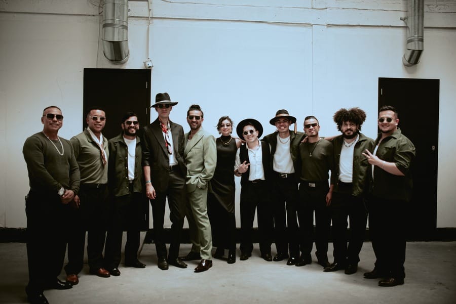 Luna Llena Salsa Band muestra su lado romántico
