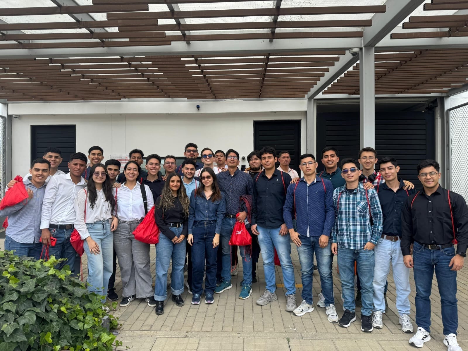 Estudiantes de Ingeniería Electrónica de la UIS conocieron el Datacenter Triara de Claro en Bogotá