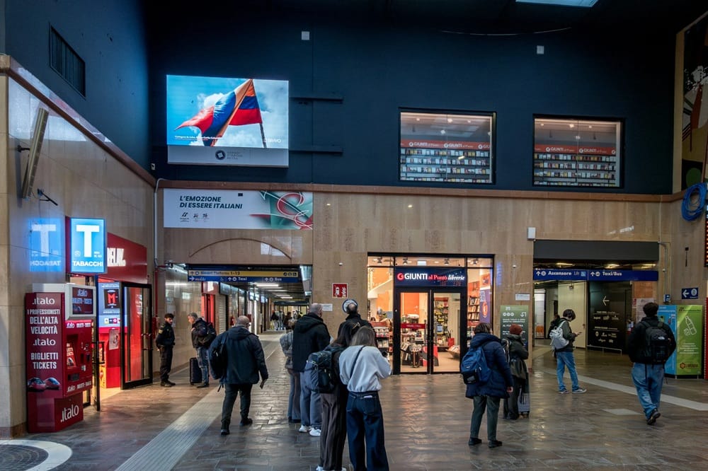Colombia, el destino que brilla en las estaciones de tren de Italia