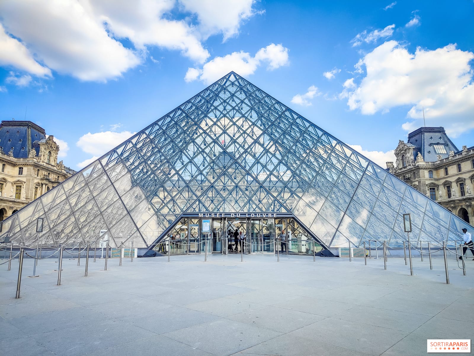 El Louvre amaneció cerrado por huelga y dejó a miles de visitantes en espera