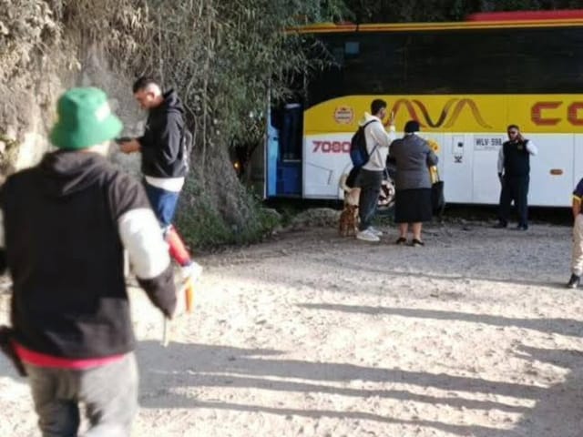 Emergencia en la vía Málaga-Los Curos: Pasajero atrapado tras violento choque de un bus