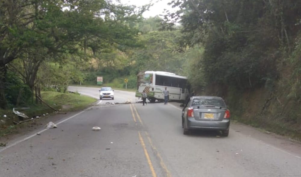 ÚLTIMA HORA Accidente automovilístico en la vía nacional entre Oiba y El Socorro deja una niña fallecida