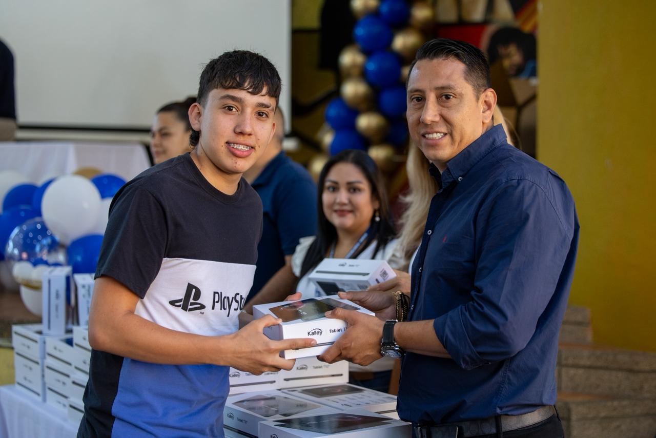 Apoyo tecnológico entregado para estudiantes pilos de Floridablanca
