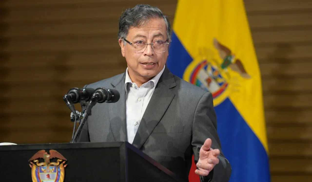 Petro denuncia red  criminal en la DIAN  Congresistas involucrados en lavado de dinero y contrabando