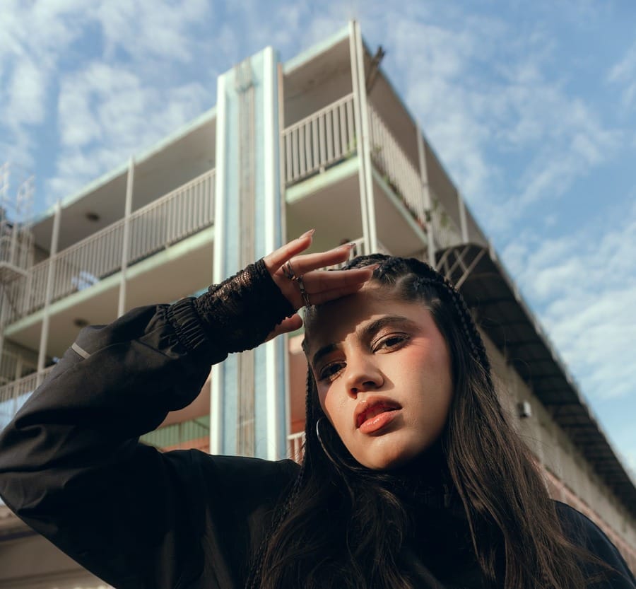 Mari La Carajita estrena un himno femenino directo