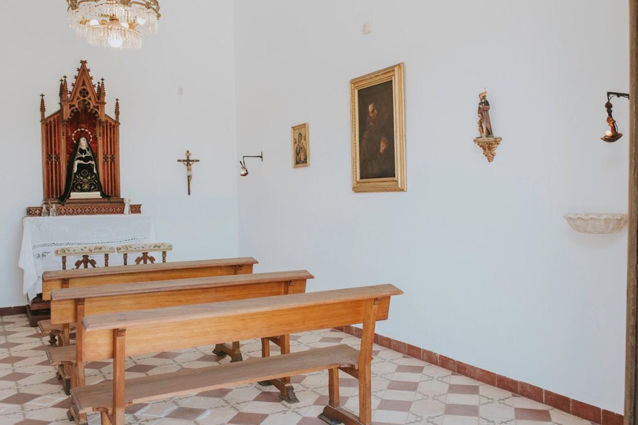 Indignación luego de que delincuentes saquearan capilla en Santander