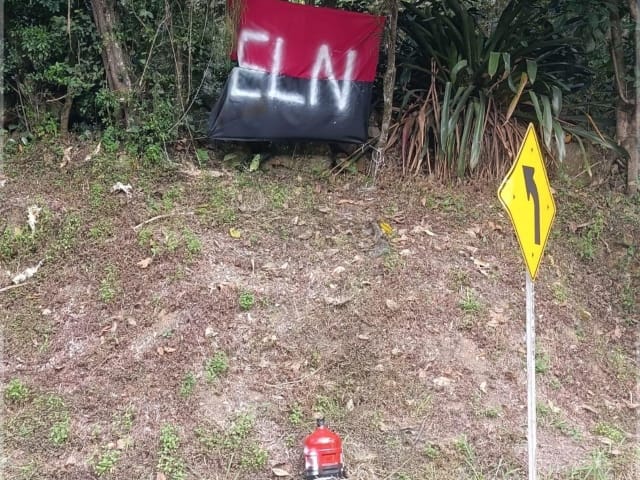 ¿Tranquilidad garantizada? Bandera y cilindro del ELN aparecen en carretera clave de Santander