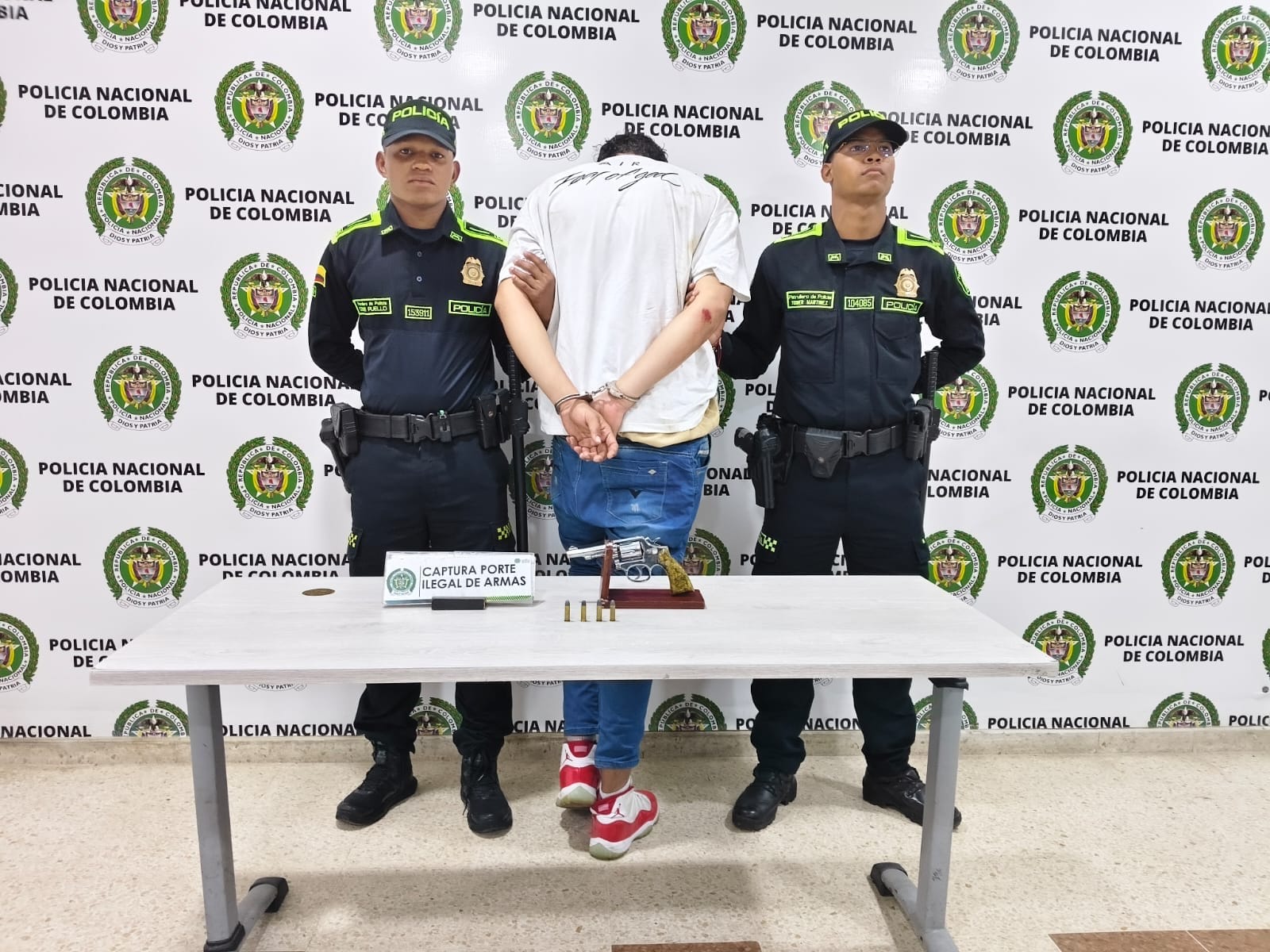 Un revólver menos en las calles