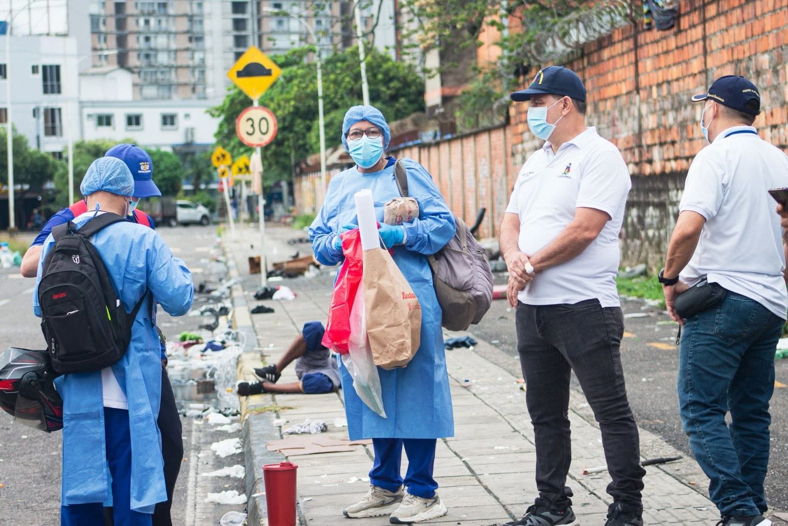 Limpian y sacan a habitantes de calle de los entornos escolares en Barrancabermeja