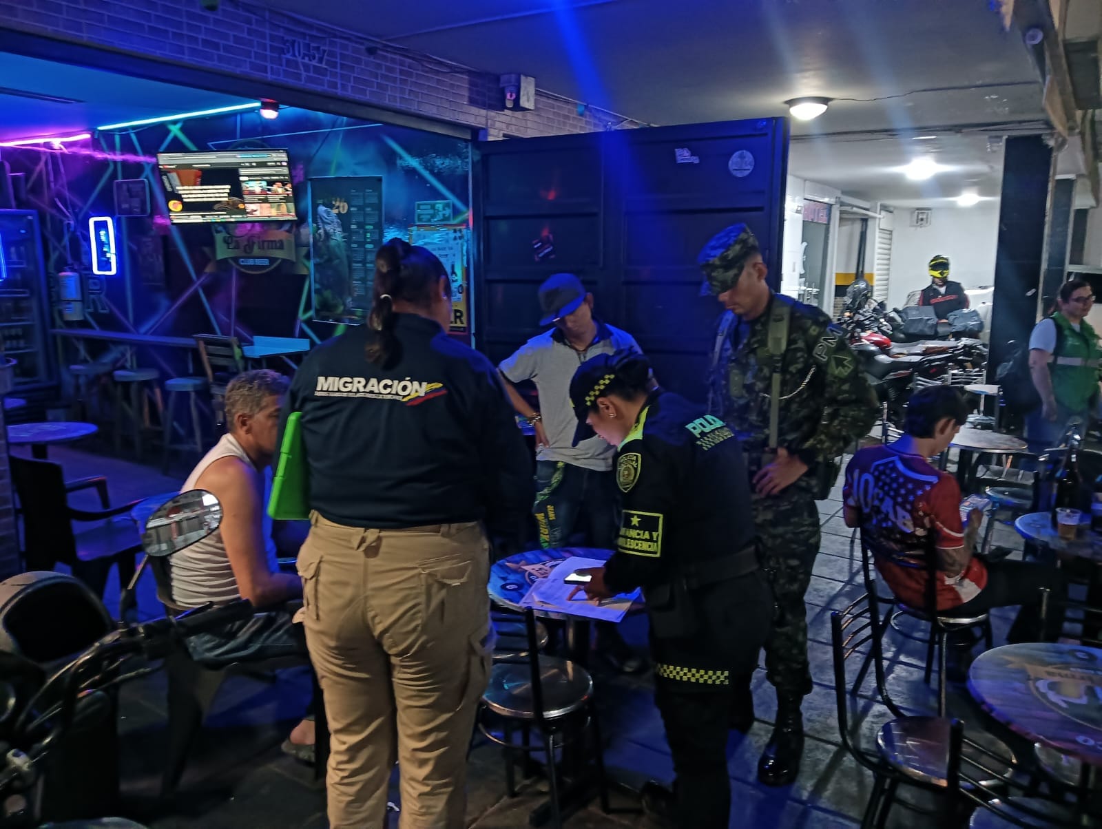 Controles nocturnos dejan cierres a bares en Bucaramanga
