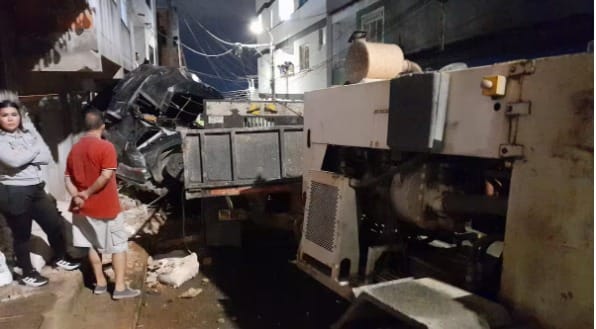 Camión sin frenos arrasó vehículos y una vivienda en Floridablanca