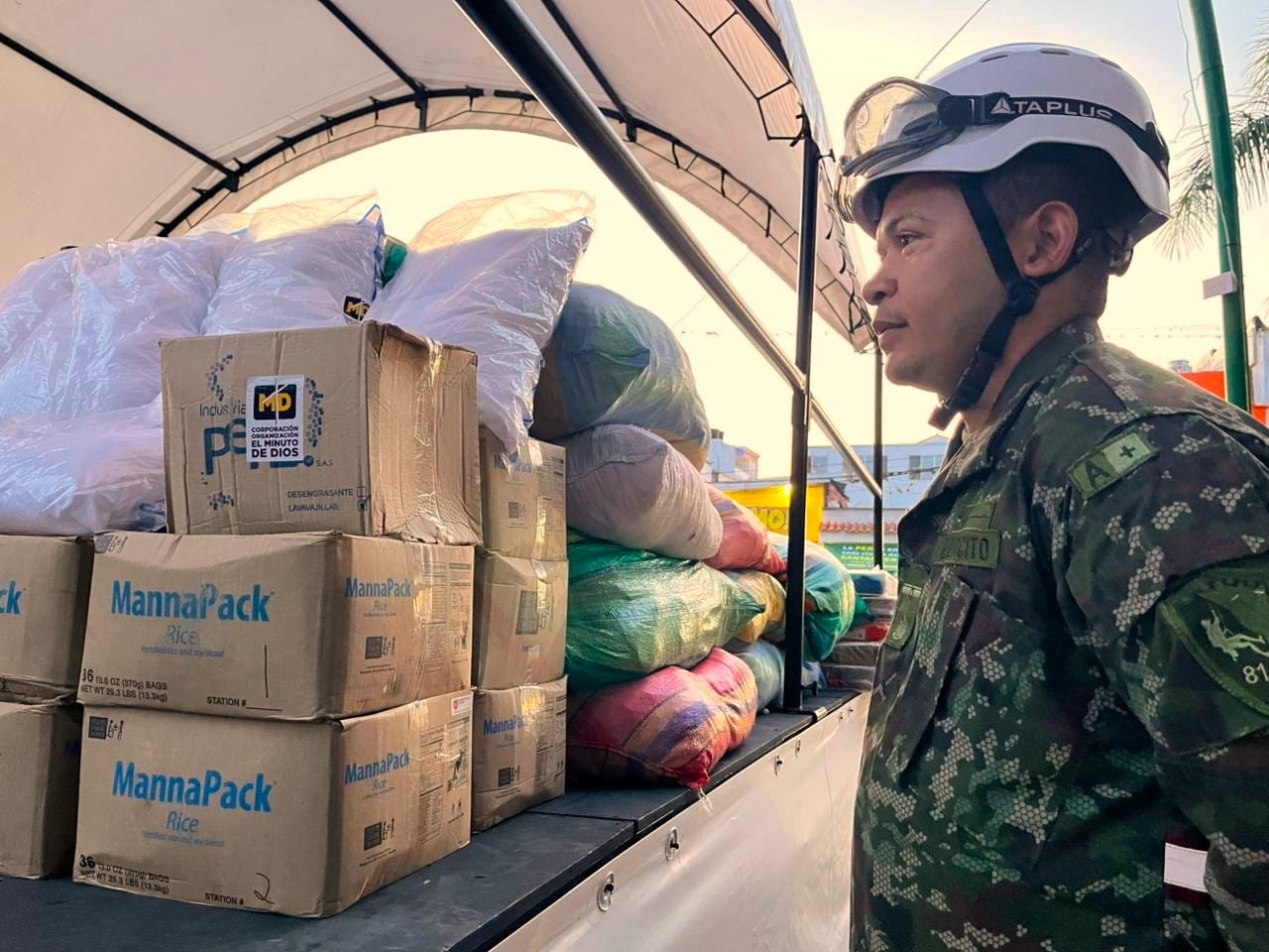 Ejército acompañó entrega de 1,5 toneladas de ayudas a damnificados por lluvias en Lebrija