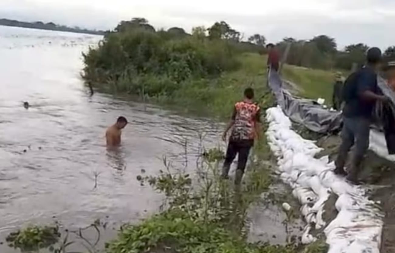 Habitantes del corregimiento de Vijagual, en Puerto Wilches, quieren detener el río con sus propias manos