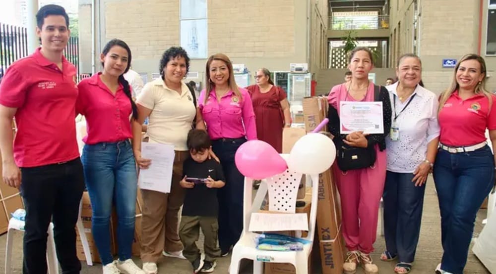 Entregadas 59 unidades productivas a igual número de mujeres en Santander