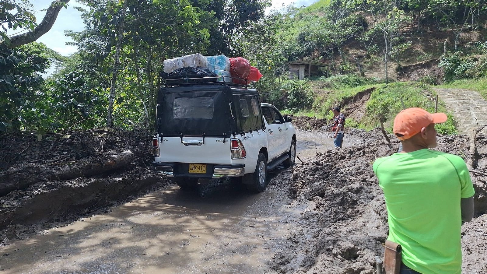 Restablecido paso en la vía Oiba–Guadalupe tras intenso trabajo en derrumbe por invierno