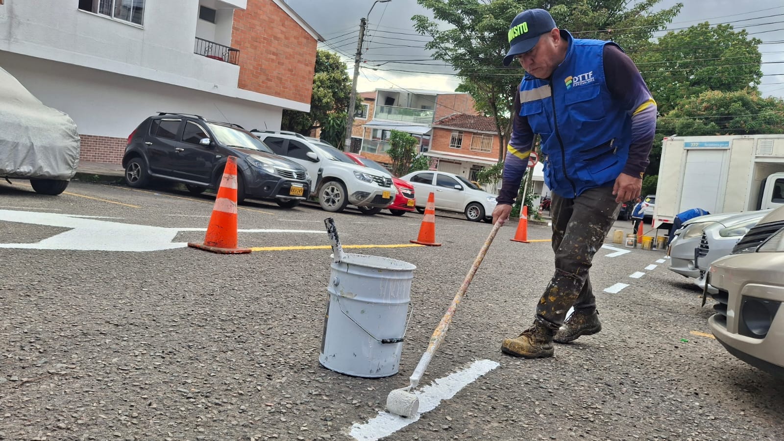 Demarcación horizontal para guiar peatones en Floridablanca