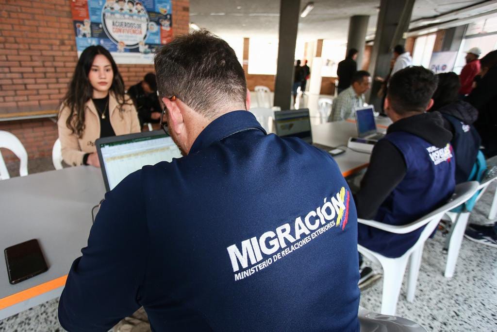 Plan tortuga de Migración Colombia provoca demoras y largas filas en el aeropuerto El Dorado