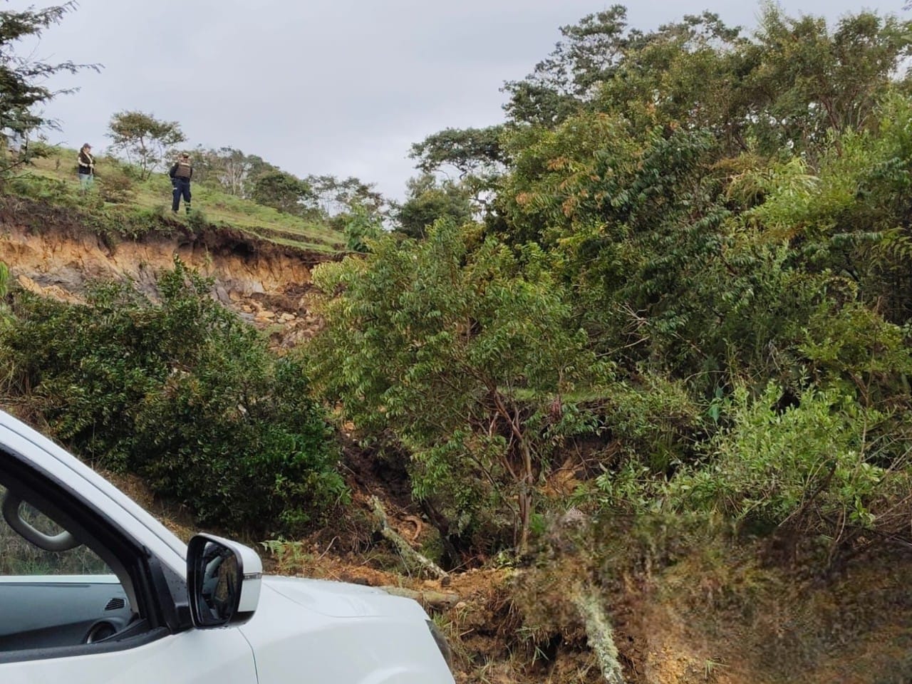 Sucre incomunicado con Jesús María por movimiento en masa en el sector Dos Caminos