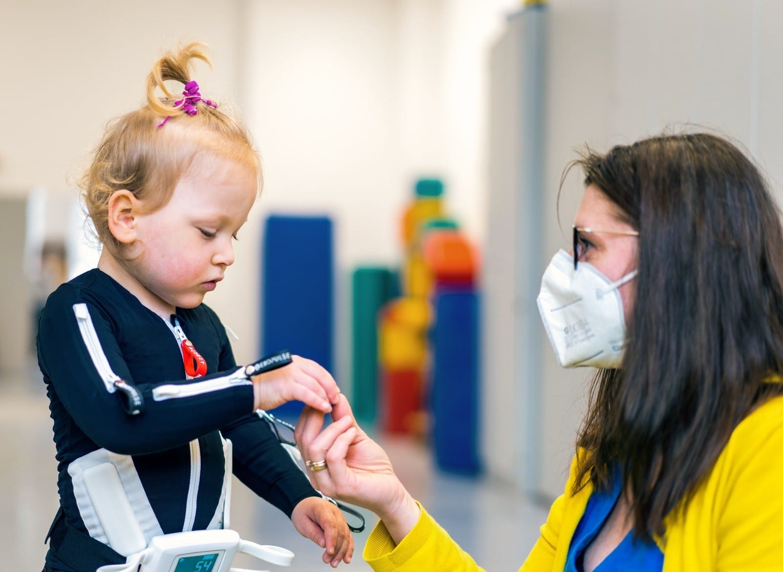 Rodillas mecatrónicas y prótesis inteligentes transforman la vida de pacientes