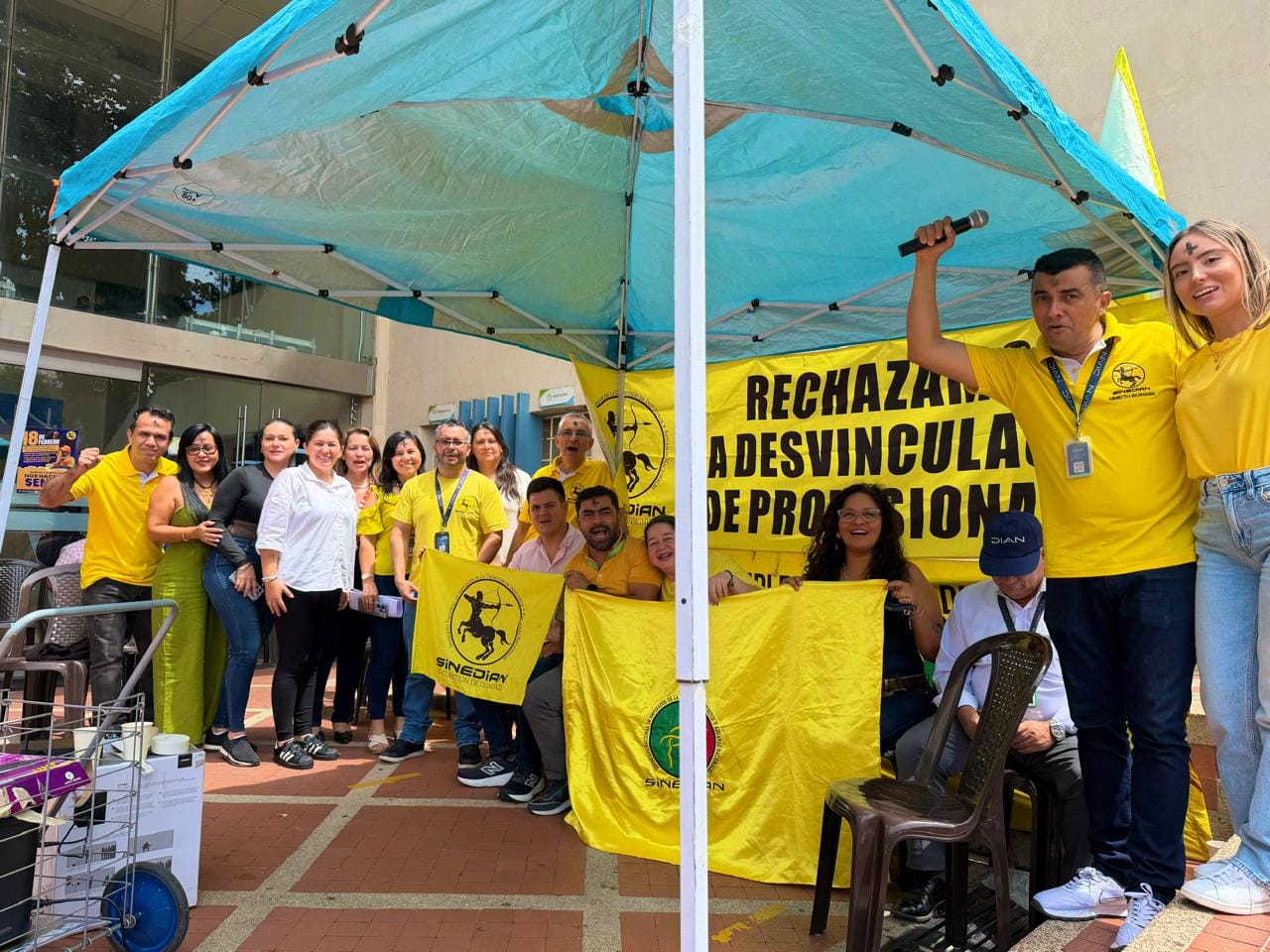 Funcionarios de la DIAN en Bucaramanga realizan mitin por estabilidad laboral