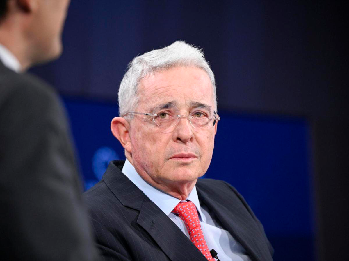 Con una aplanadora de críticas contra Cepeda reapareció Uribe en la campaña presidencial