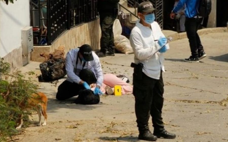 Bajó de la moto a la parrillera y le pegó dos balazos a sangre fría