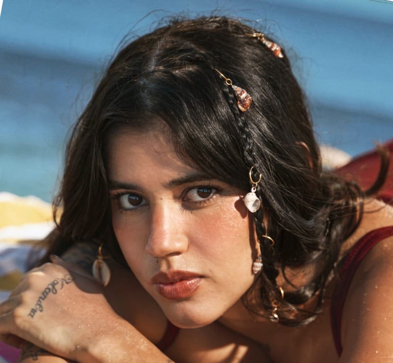 Mari La Carajita presenta “De Locos”