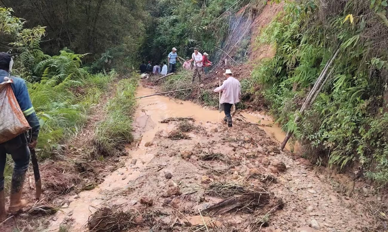Colapsa una vivienda en la vereda La Pradera de Rionegro y 200 familias están incomunicadas