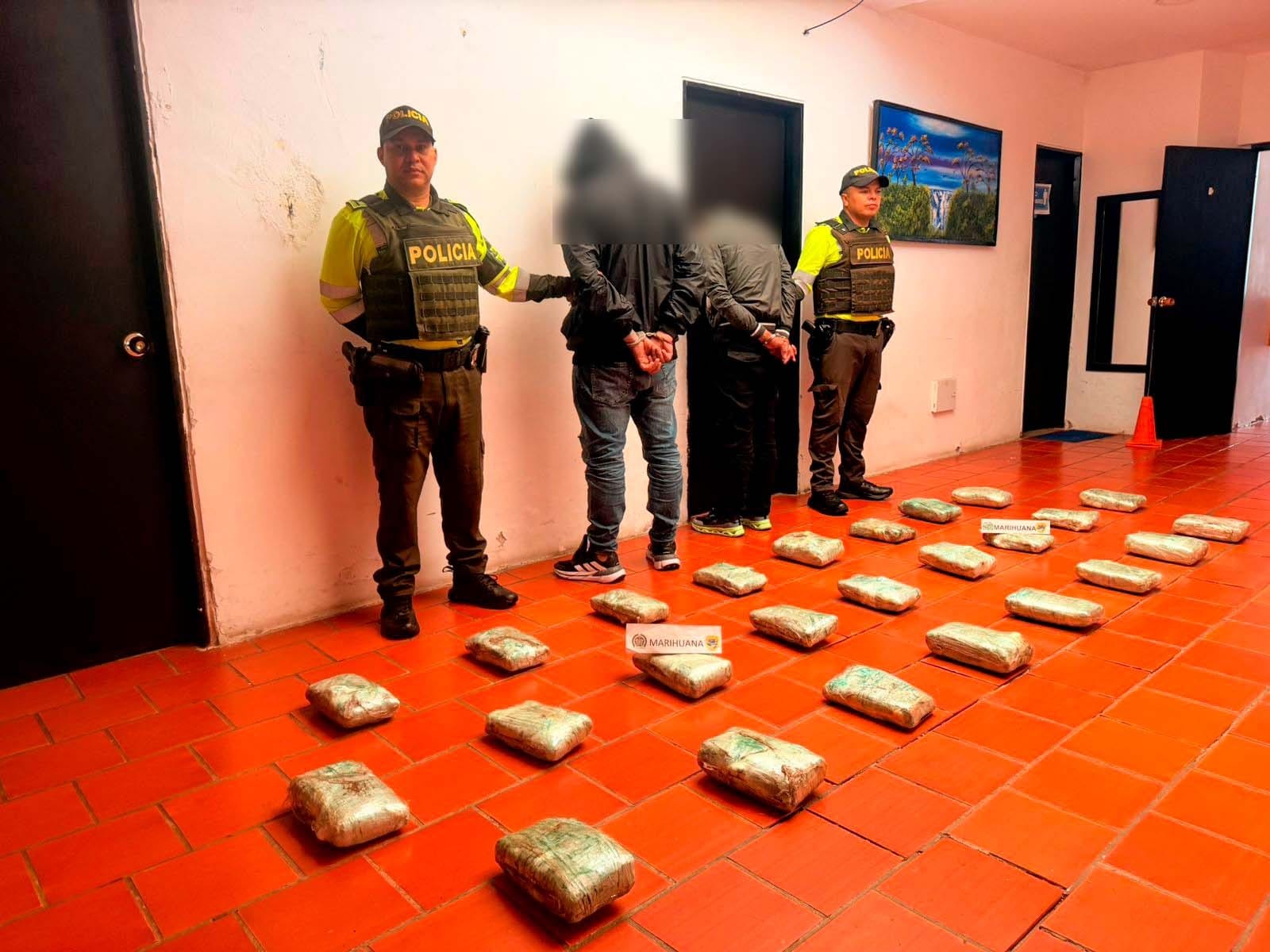 Capturan a dos hombres con más de 25 kilos de marihuana en vía de Santander