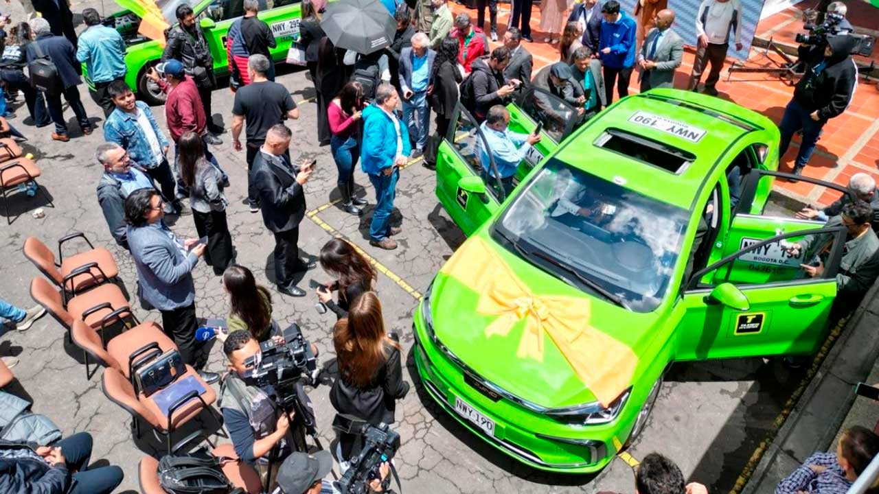 El primer taxi eléctrico ya rueda por las calles de Colombia