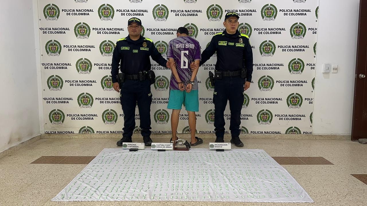 Caen joven y menor con arma y 760 dosis de marihuana en Floridablanca