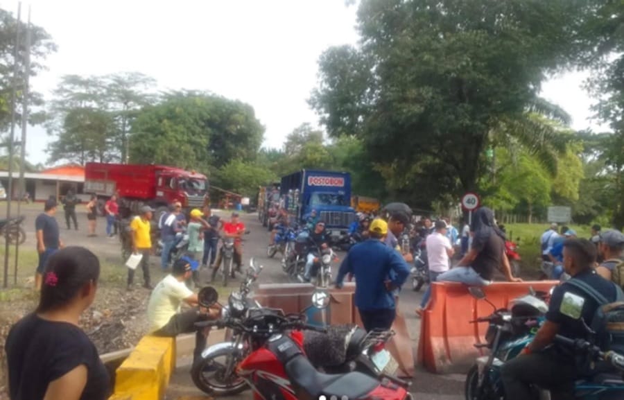 Comunidad rural de Patio Bonito bloquea de forma intermitente la vía hacia Puerto Araujo