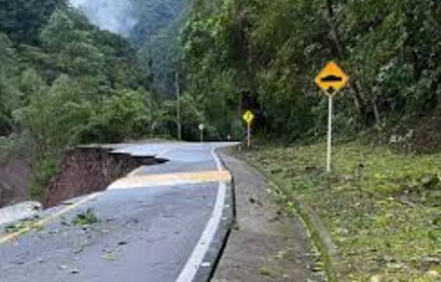 Derrumbes y bloqueos en el sur de Santander afectado por la fuerte temporada de lluvias